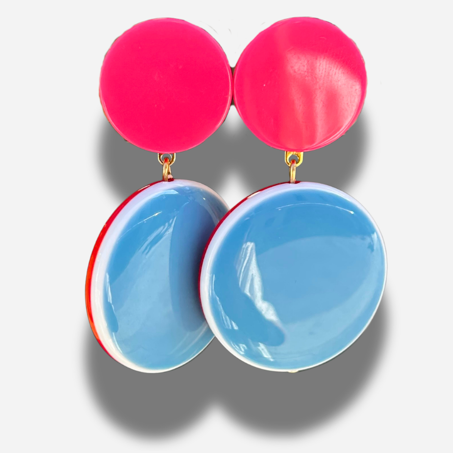 Boucles Tranoï Rose Bleu Francine Bramli Paris en résine rose fluo et bleu ciel avec design rond graphique et coloré.