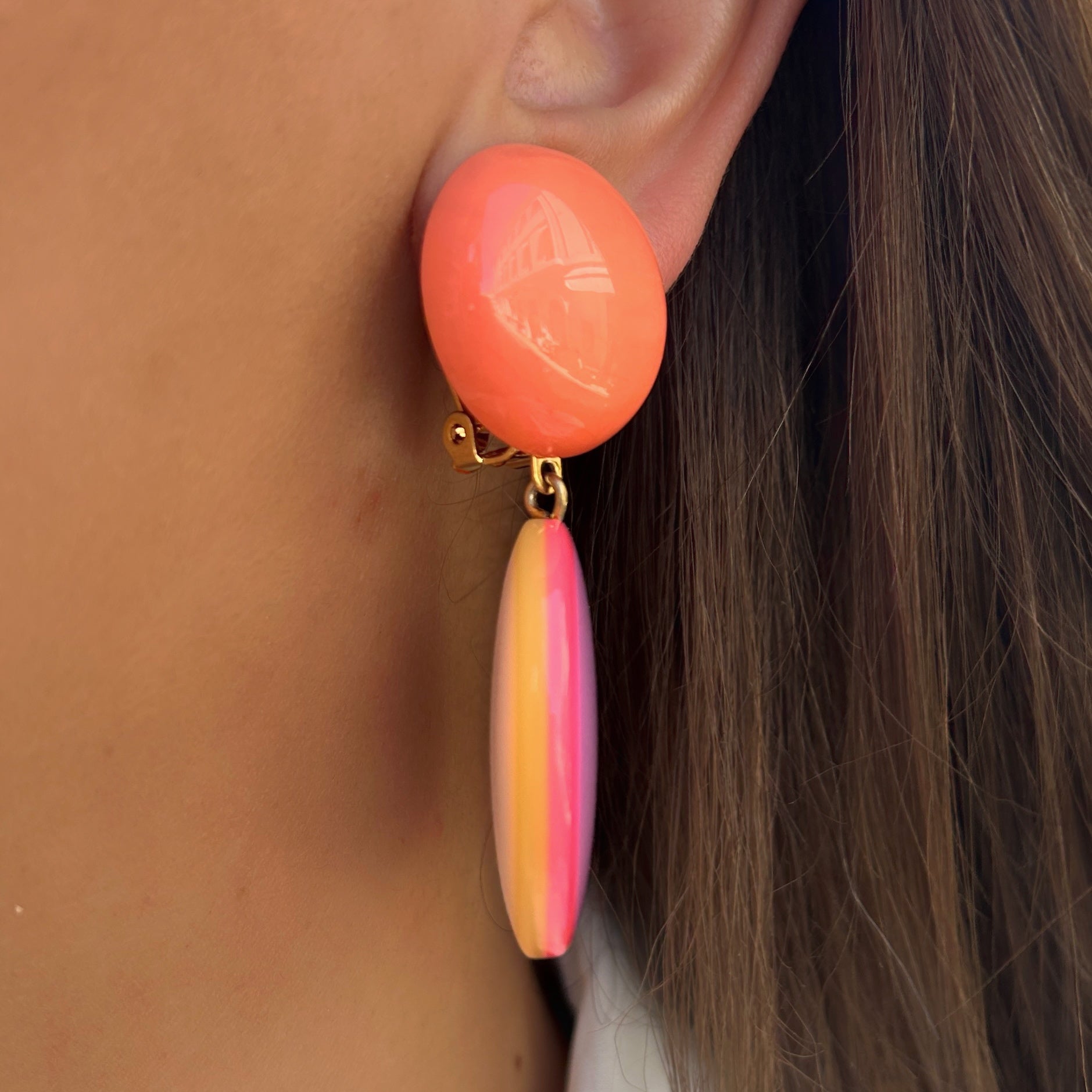 Boucles Tranoï Rose Francine Bramli Paris en résine rose corail et lilas chez Divinity Sète