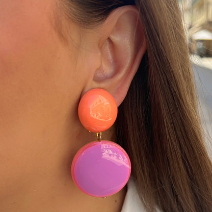 Boucles Tranoï Rose Francine Bramli Paris en résine rose corail et lilas chez Divinity Sète