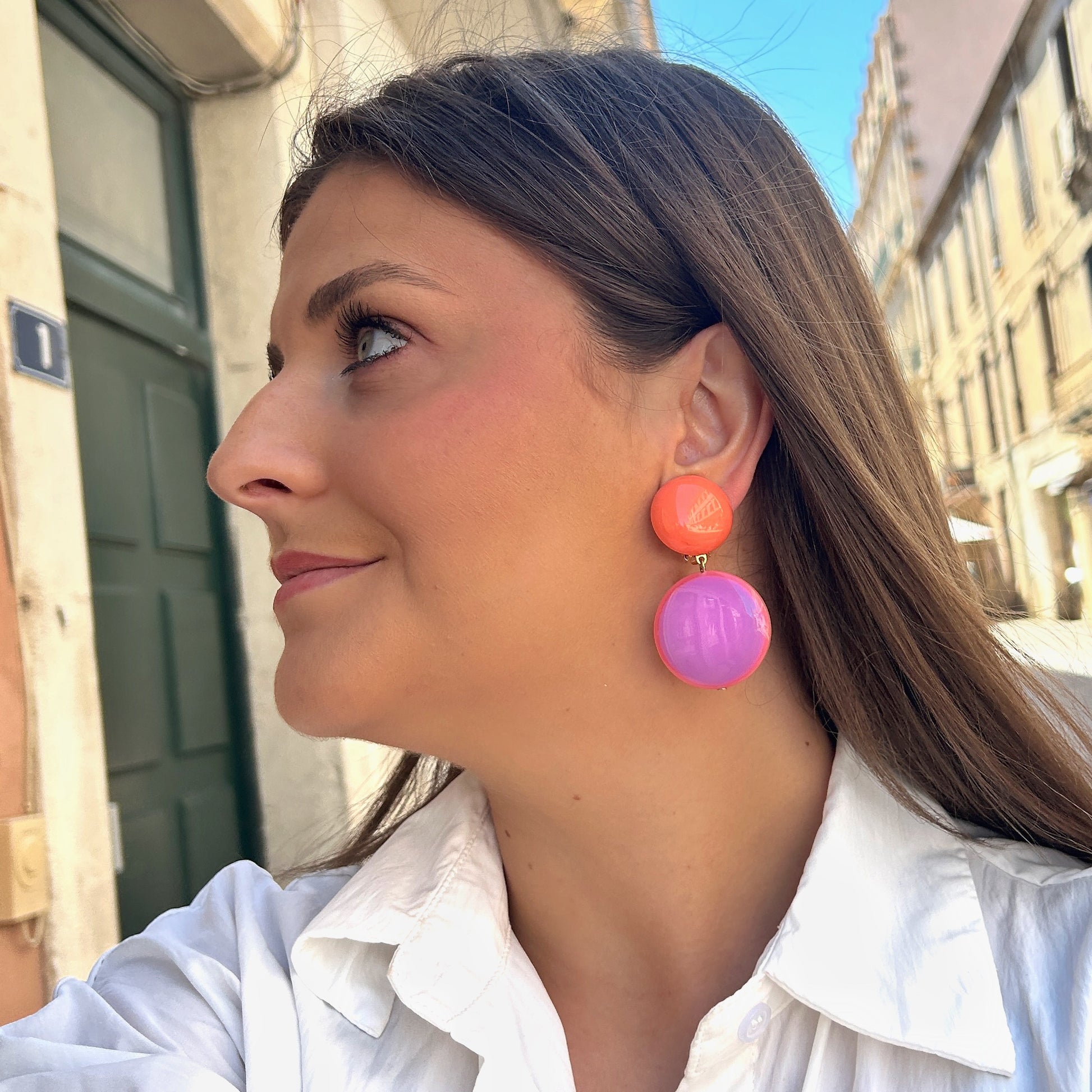 Boucles Tranoï Rose Francine Bramli Paris en résine rose corail et lilas chez Divinity Sète