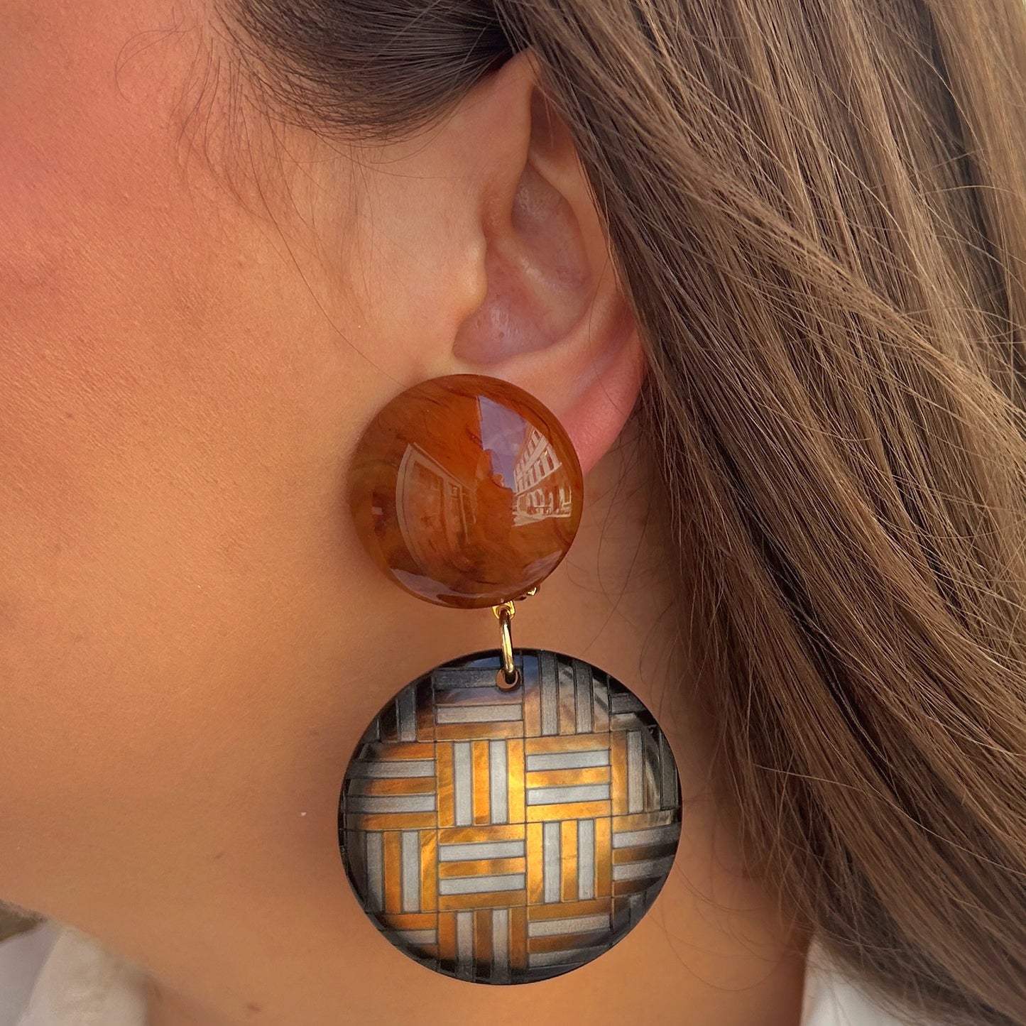 Boucles Tresse Francine Bramli Paris en résine graphique marron noir et doré chez Divinity Sète