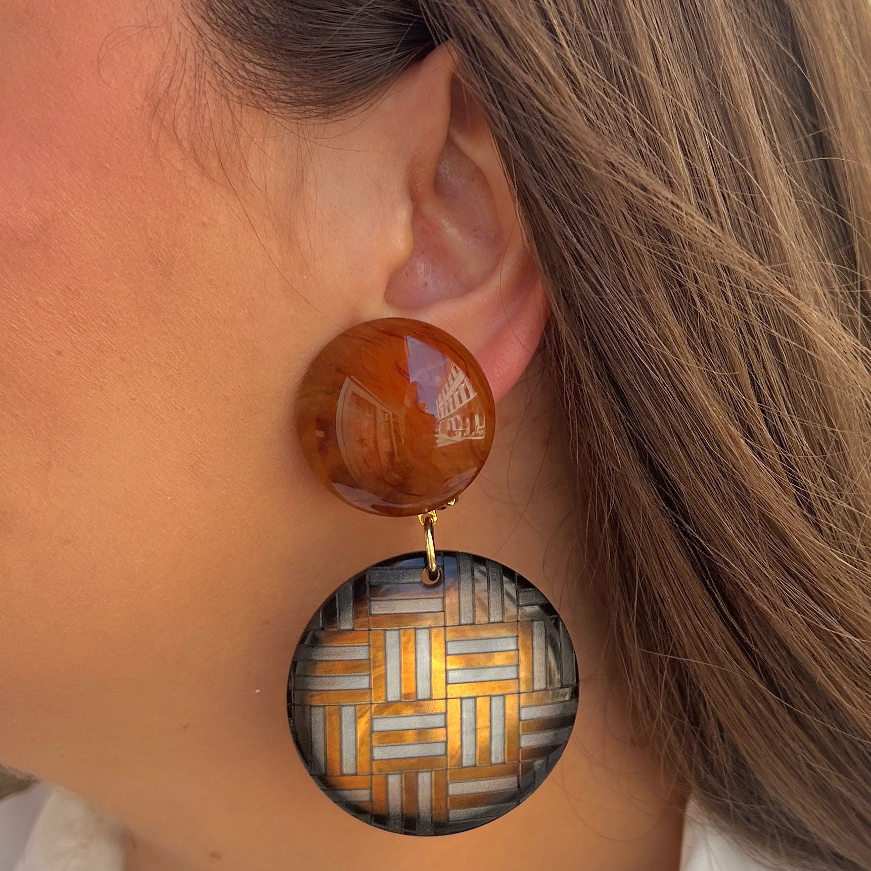 Boucles Tresse Francine Bramli Paris en résine graphique marron noir et doré chez Divinity Sète