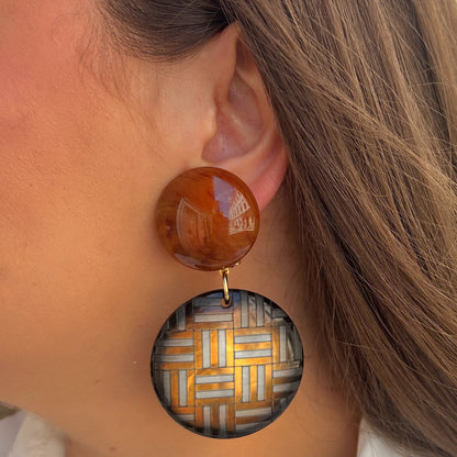 Boucles Tresse Francine Bramli Paris en résine graphique marron noir et doré chez Divinity Sète