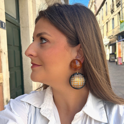 Boucles Tresse Francine Bramli Paris en résine graphique marron noir et doré chez Divinity Sète