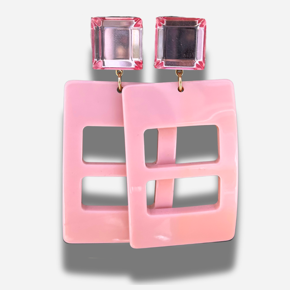 Boucles Ulma Rose Francine Bramli Paris en résine rose pastel ajourée avec cabochon carré effet cristal rose.