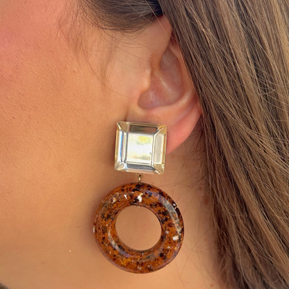 Boucles Vanille Marron Francine Bramli Paris en résine écaille portées