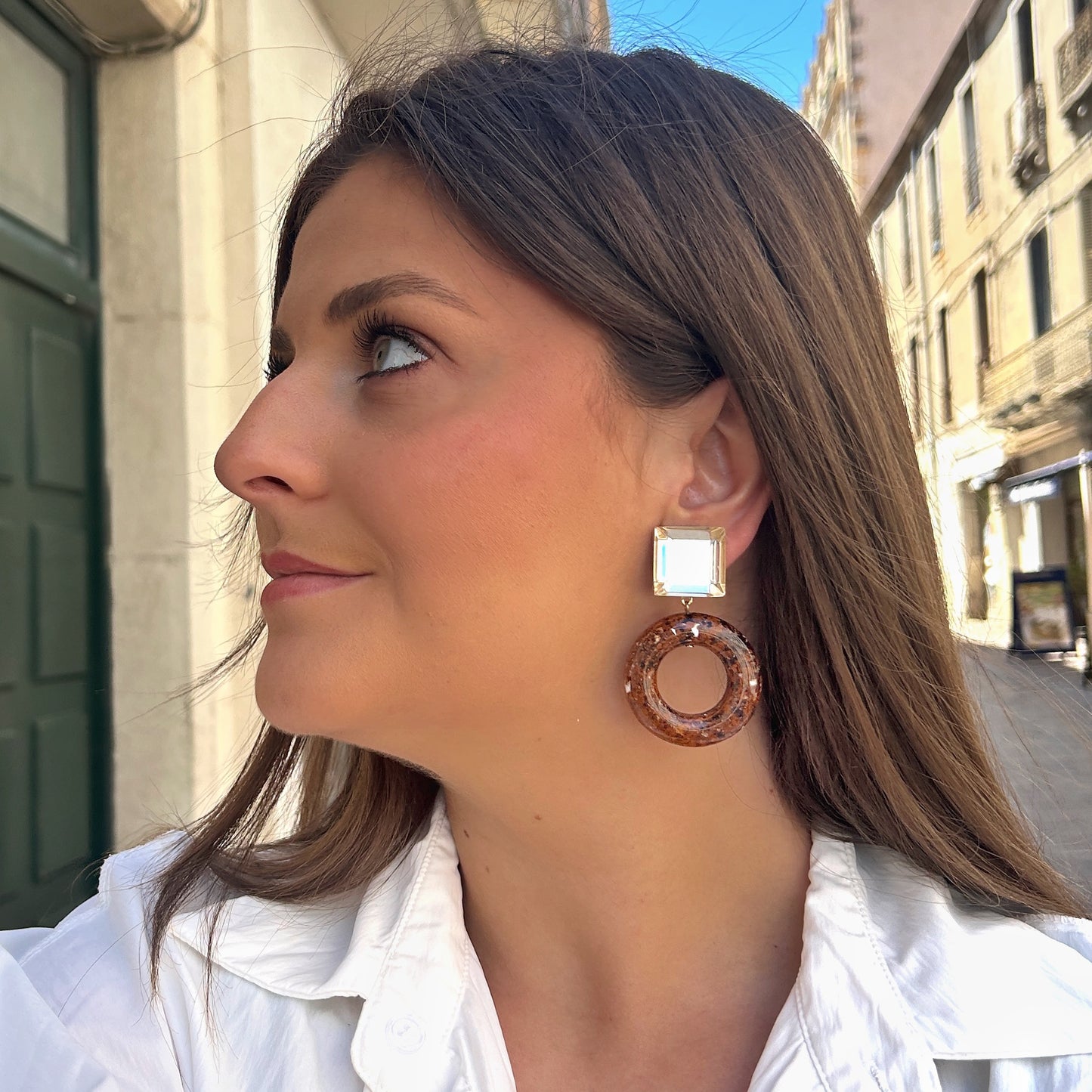Boucles Vanille Marron Francine Bramli Paris en résine écaille portées