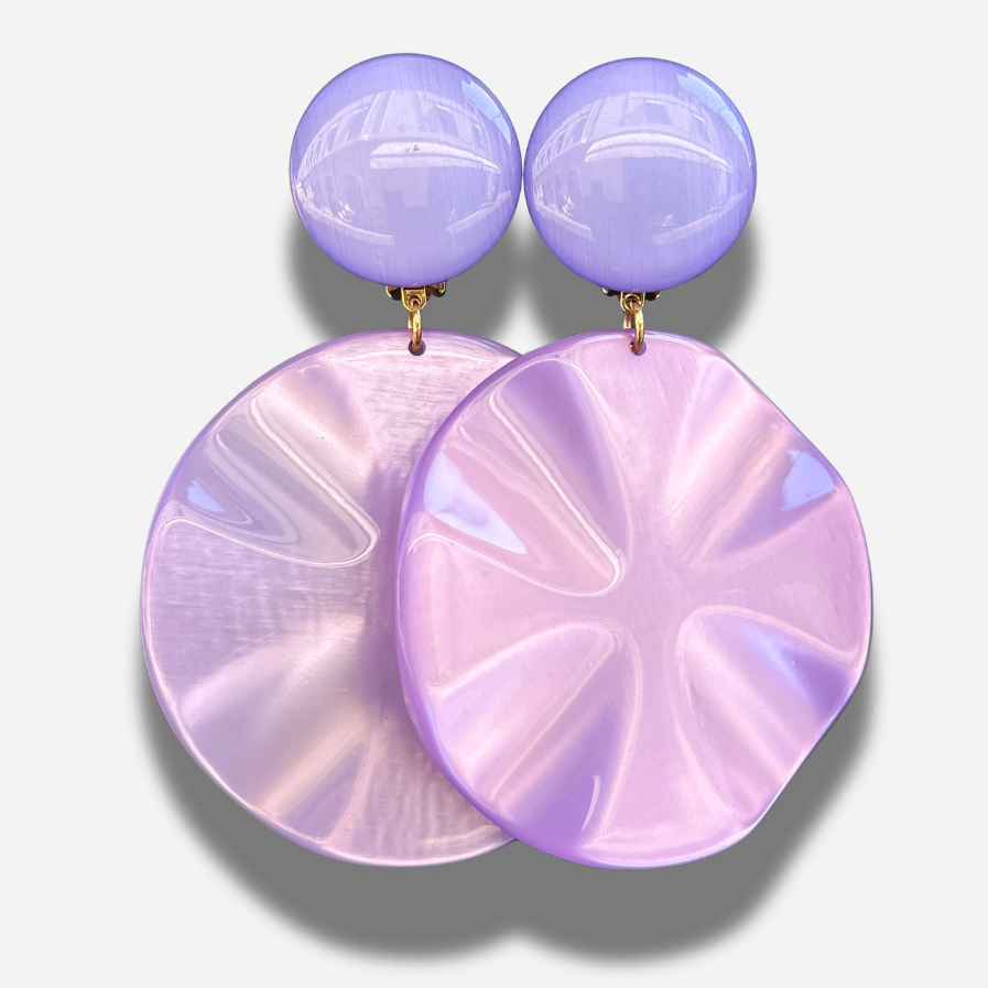 Boucles Venus Violet XL Francine Bramli Paris en résine lilas portées
