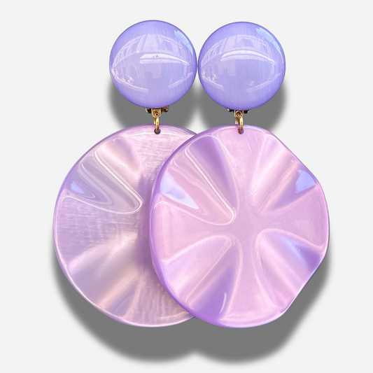 Boucles Venus Violet XL Francine Bramli Paris en résine lilas portées
