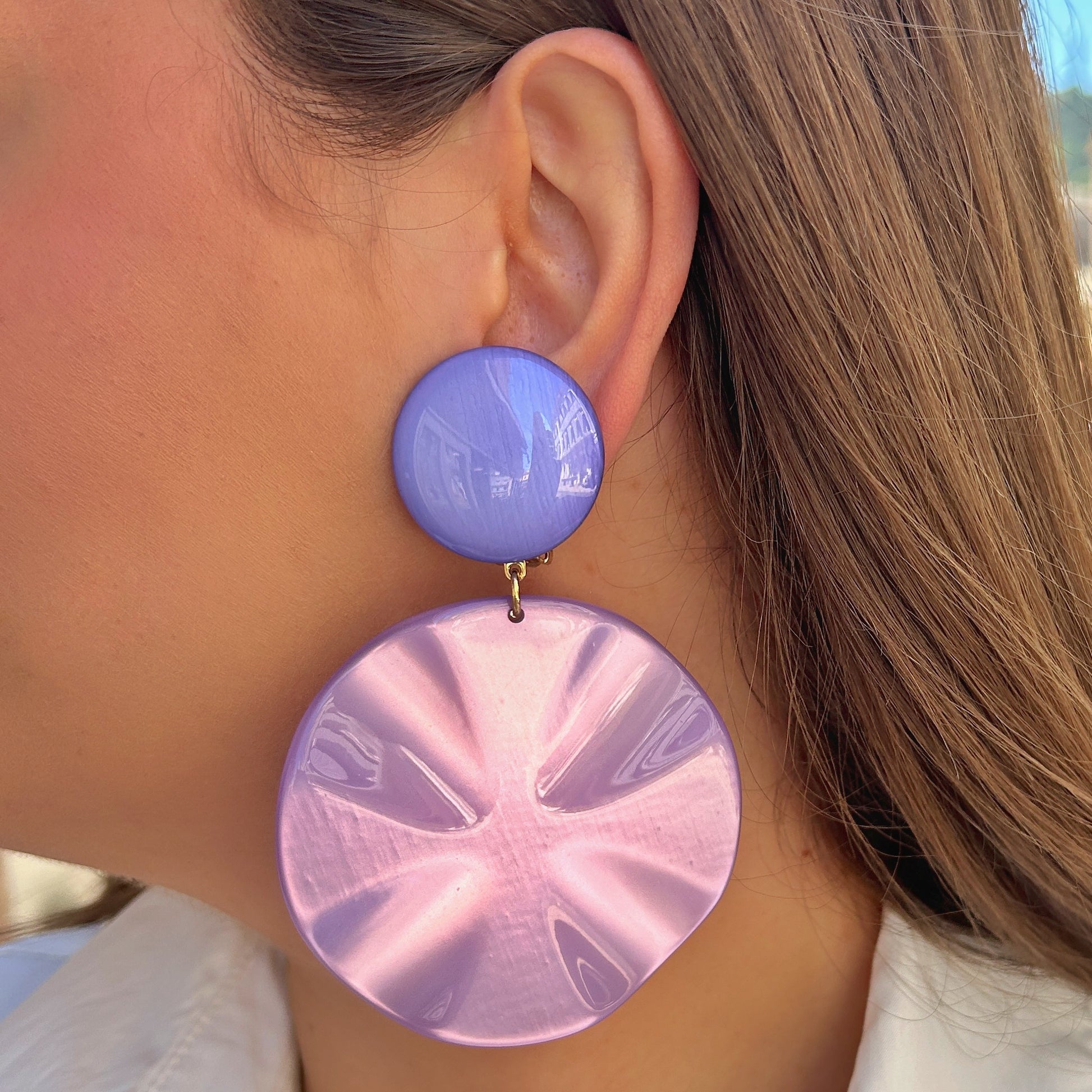 Boucles Venus Violet XL Francine Bramli Paris en résine lilas portées