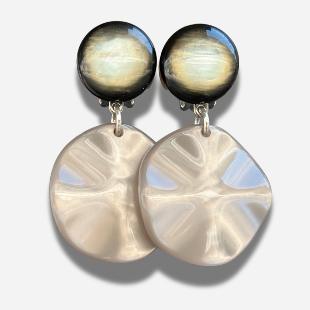 Boucles Venus XS Gris Francine Bramli Paris en résine nacrée portées