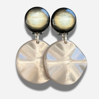 Boucles Venus XS Gris Francine Bramli Paris en résine nacrée portées