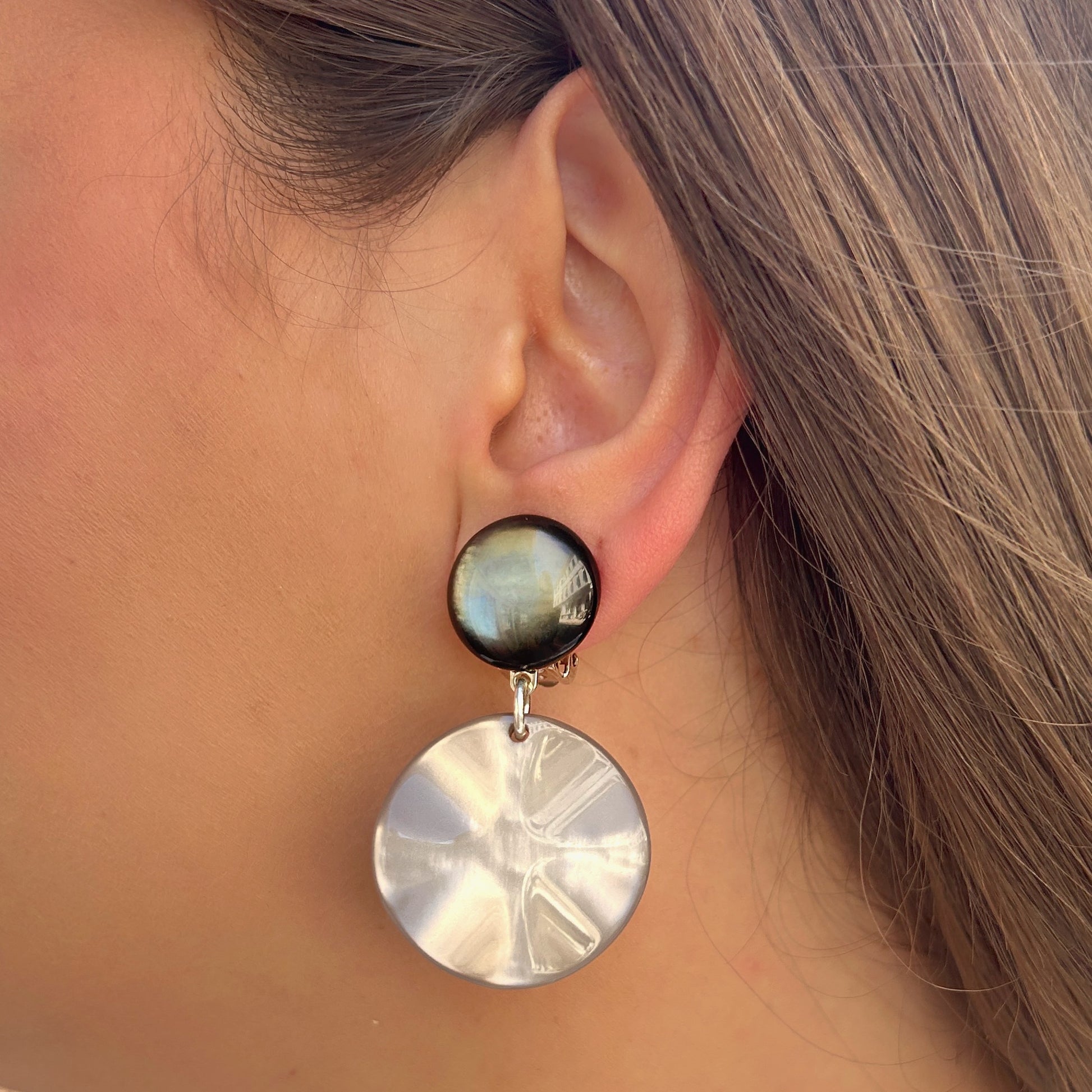 Boucles Venus XS Gris Francine Bramli Paris en résine nacrée portées