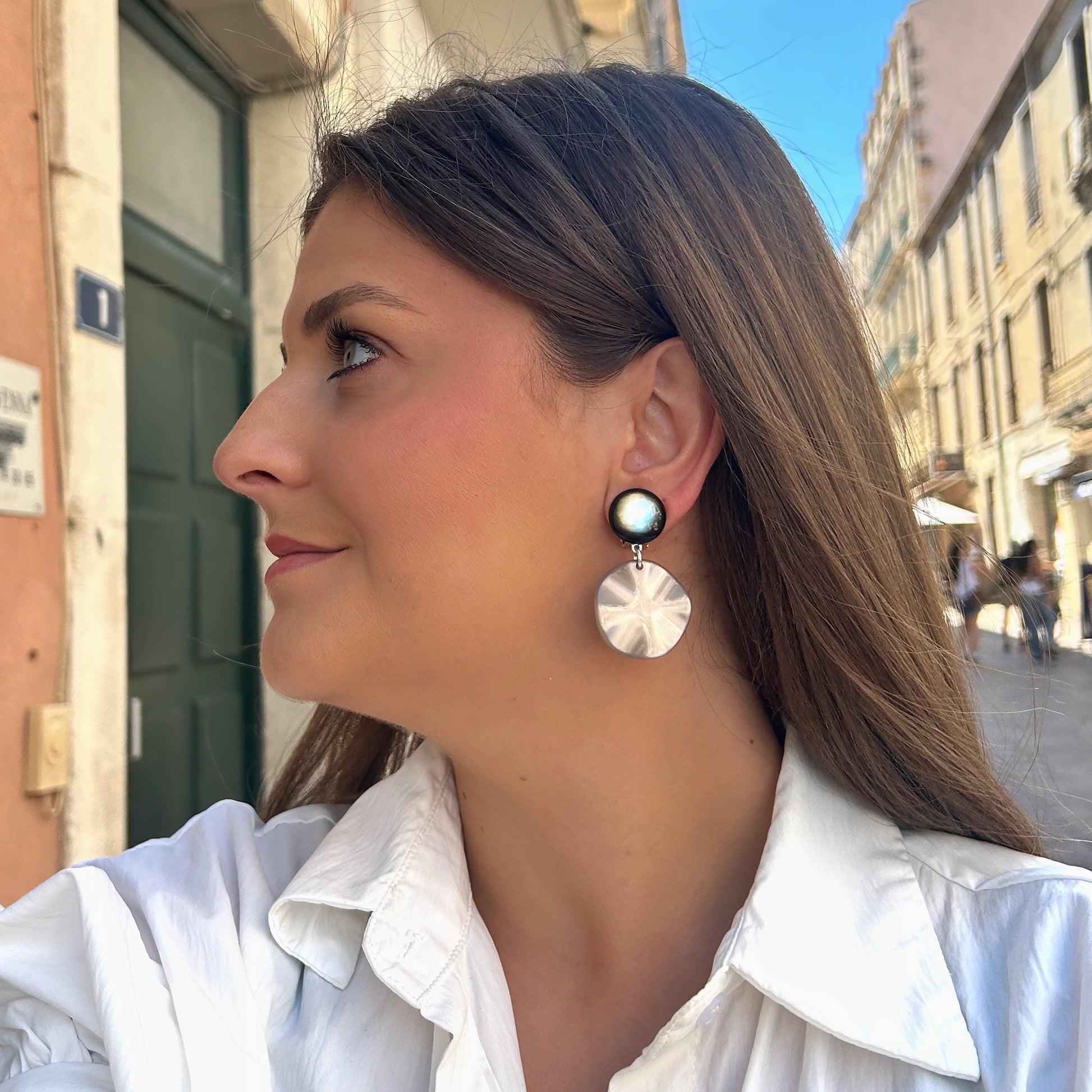 Boucles Venus XS Gris Francine Bramli Paris en résine nacrée portées