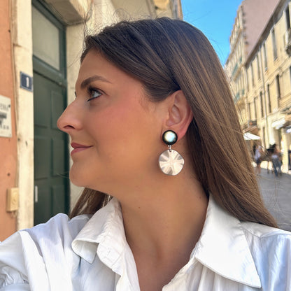 Boucles Venus XS Gris Francine Bramli Paris en résine nacrée portées