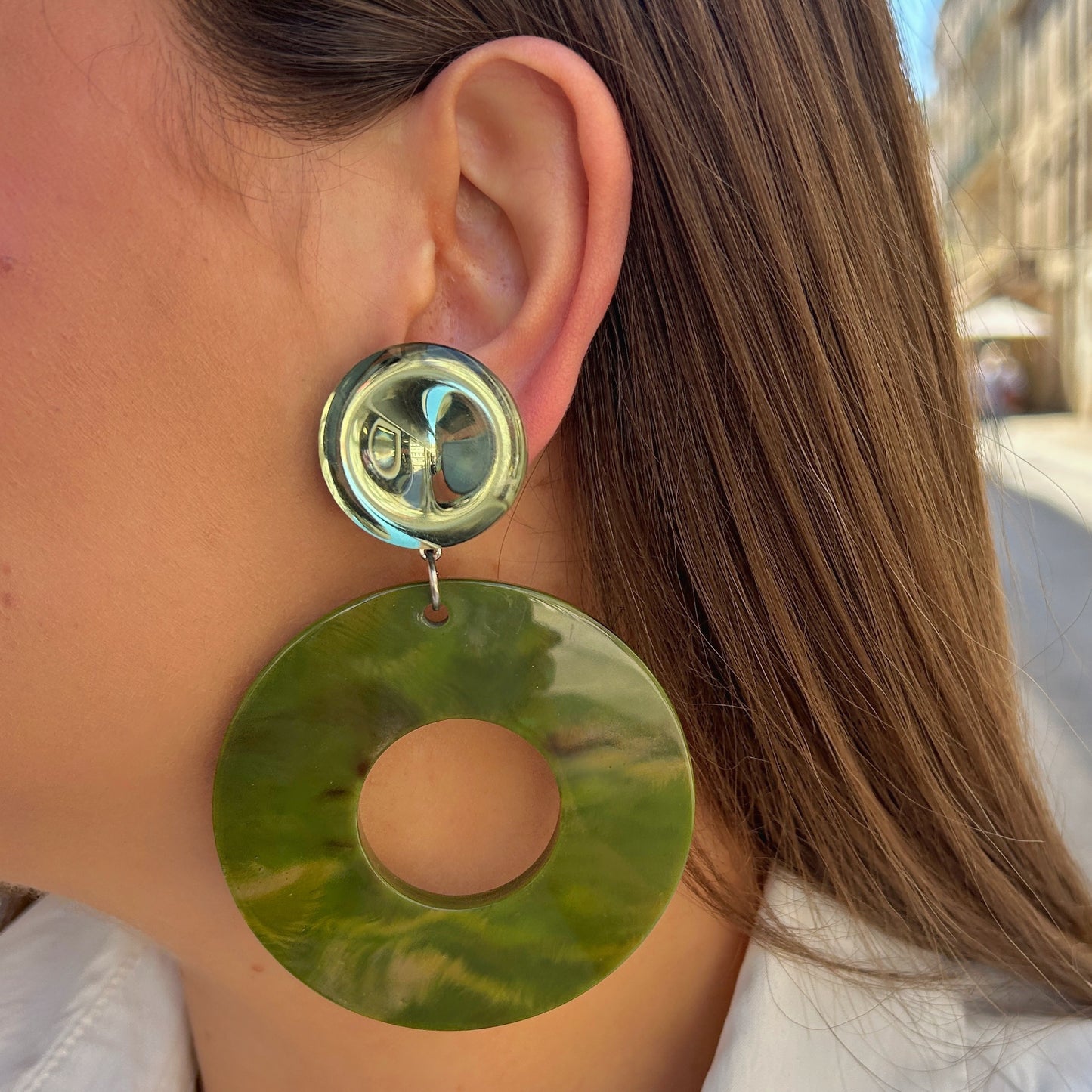 Boucles Yuki Kaki Francine Bramli Paris en résine verte kaki marbrée avec détail argent miroir portées – boucles rondes graphiques femme chez Divinity Sète