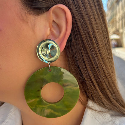Boucles Yuki Kaki Francine Bramli Paris en résine verte kaki marbrée avec détail argent miroir portées – boucles rondes graphiques femme chez Divinity Sète