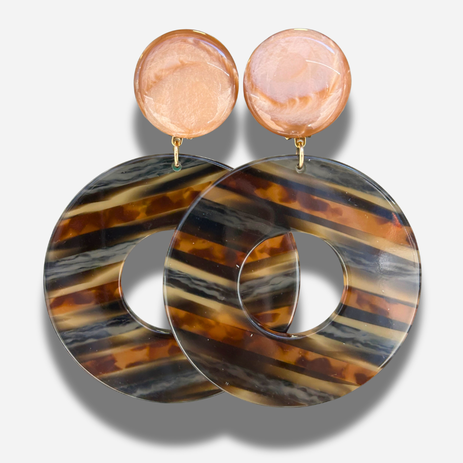 Boucles Yuki Pêche Francine Bramli Paris avec cabochon nacré pêche et grand anneau ajouré en résine effet écaille rayée.