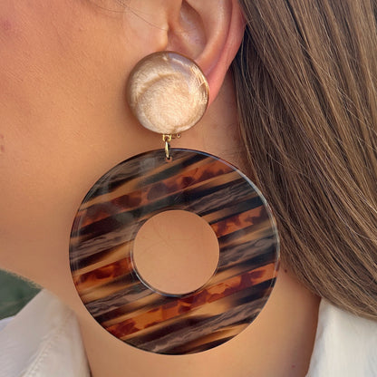 Boucles Yuki Pêche Francine Bramli Paris avec cabochon nacré pêche et grand anneau ajouré en résine effet écaille rayée.