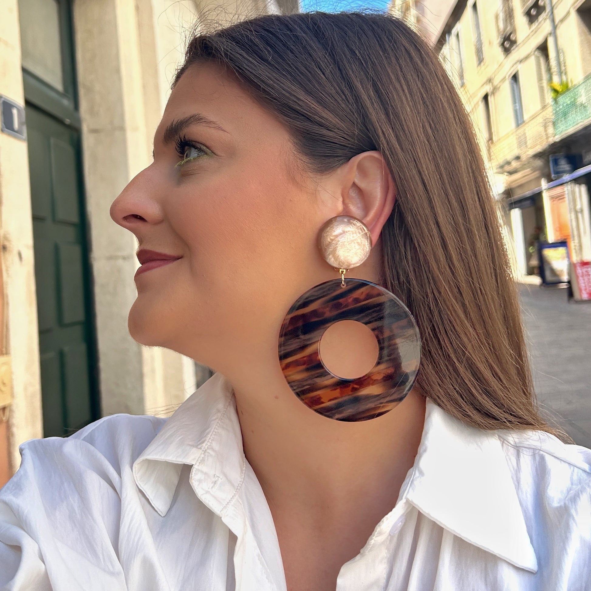 Boucles Yuki Pêche Francine Bramli Paris avec cabochon nacré pêche et grand anneau ajouré en résine effet écaille rayée.