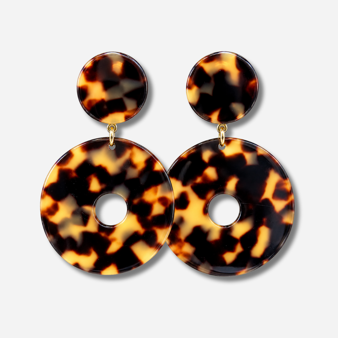 Boucles d’oreilles Yuki XS Écaille de Tokyo à clips Francine Bramli Paris, cabochons ronds et grands anneaux ajourés motif écaille brun, noir et ambre.