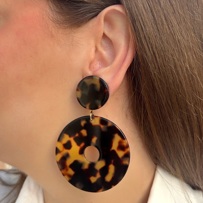 Boucles d’oreilles Yuki XS Écaille de Tokyo à clips Francine Bramli Paris, cabochons ronds et grands anneaux ajourés motif écaille brun, noir et ambre.