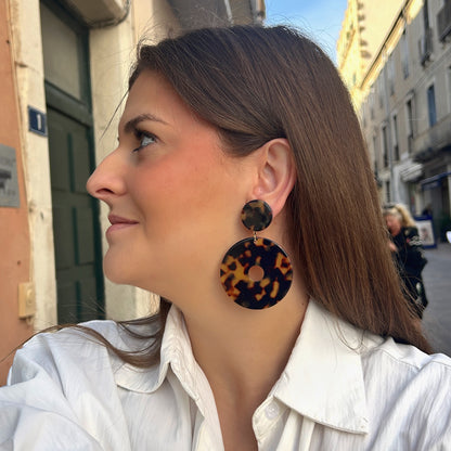 Boucles d’oreilles Yuki XS Écaille de Tokyo à clips Francine Bramli Paris, cabochons ronds et grands anneaux ajourés motif écaille brun, noir et ambre.