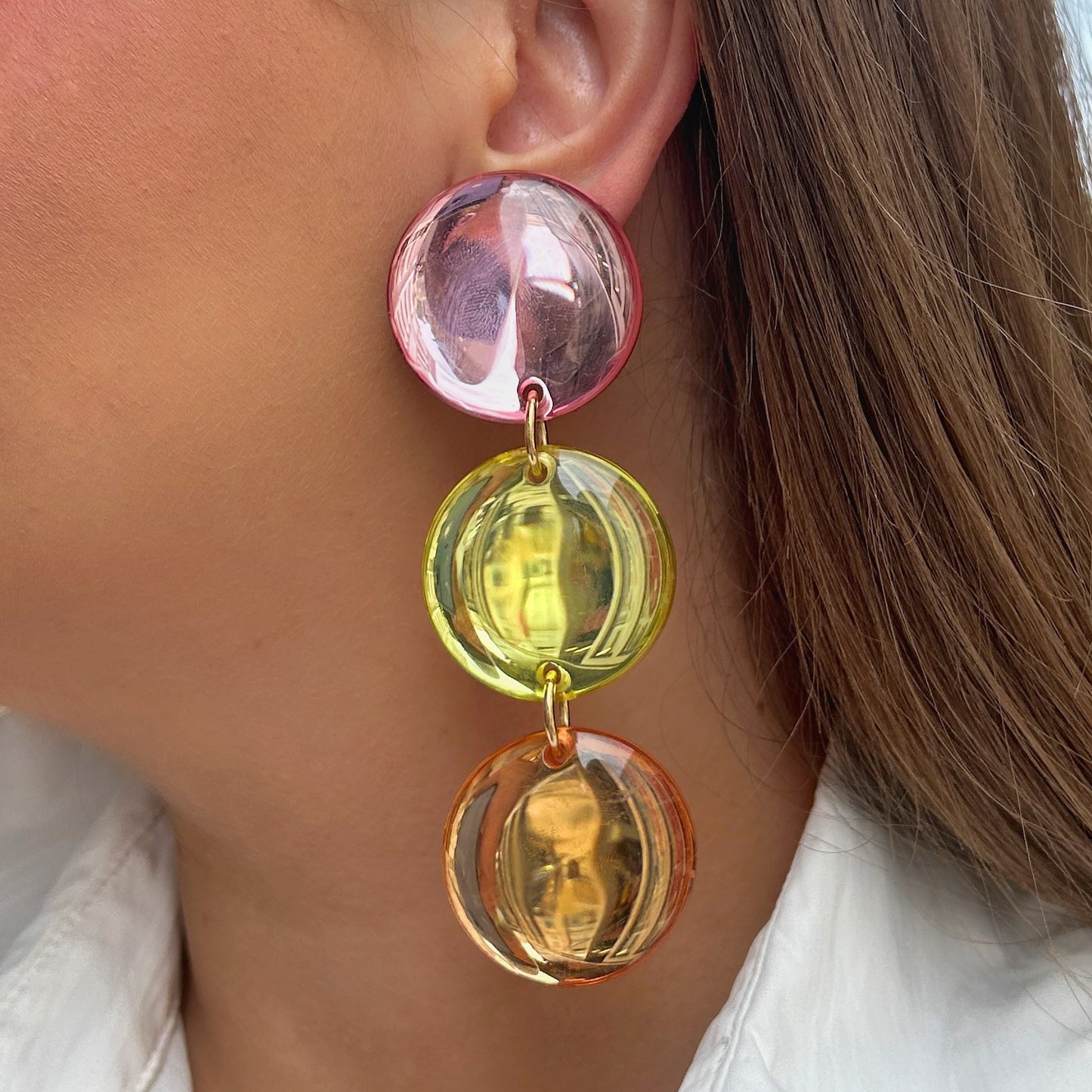 Boucles Zephira Miroir Francine Bramli Paris en résine transparente rose, vert anis et pêche avec effet miroir lumineux.