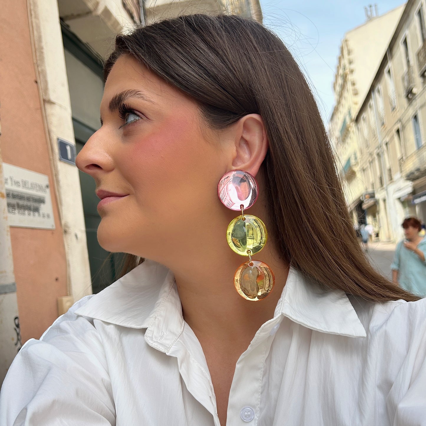 Boucles Zephira Miroir Francine Bramli Paris en résine transparente rose, vert anis et pêche avec effet miroir lumineux.