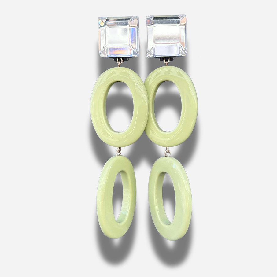 Boucles Zina Vert d’Eau Francine Bramli Paris avec cabochon carré transparent effet miroir et doubles anneaux ovales en résine vert pastel.