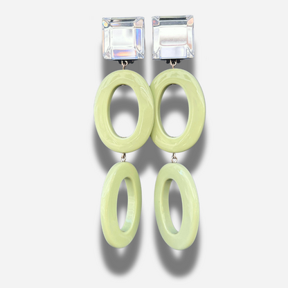 Boucles Zina Vert d’Eau Francine Bramli Paris avec cabochon carré transparent effet miroir et doubles anneaux ovales en résine vert pastel.