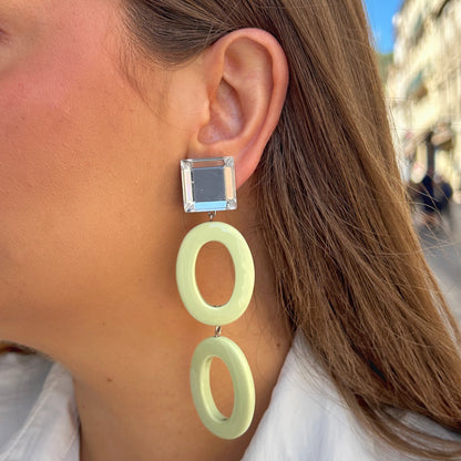Boucles Zina Vert d’Eau Francine Bramli Paris avec cabochon carré transparent effet miroir et doubles anneaux ovales en résine vert pastel.