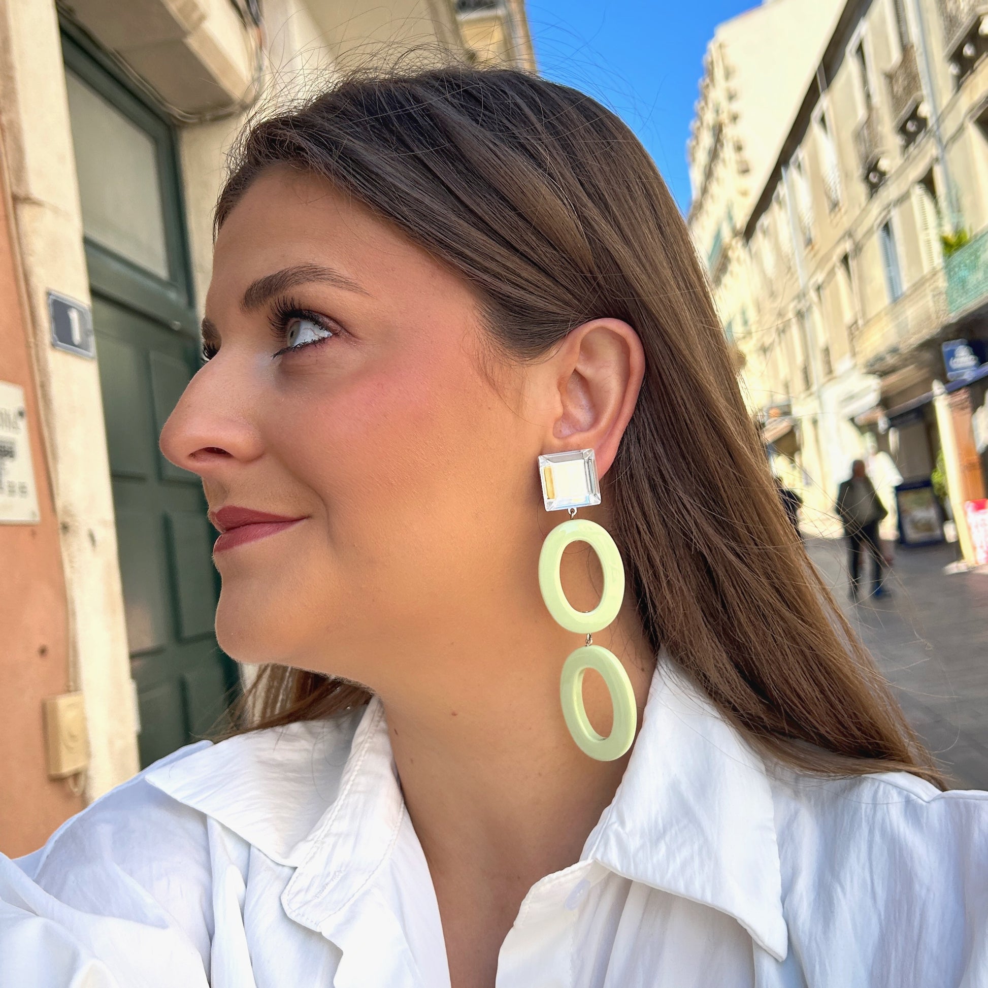 Boucles Zina Vert d’Eau Francine Bramli Paris avec cabochon carré transparent effet miroir et doubles anneaux ovales en résine vert pastel.