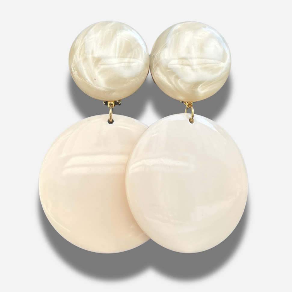 Boucles Zoé Alba Francine Bramli Paris en résine blanche nacrée et irisée