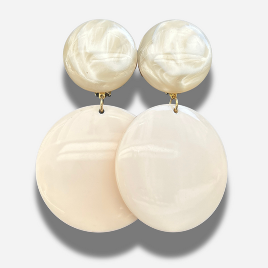 Boucles Zoé Alba Francine Bramli Paris en résine blanche nacrée et irisée