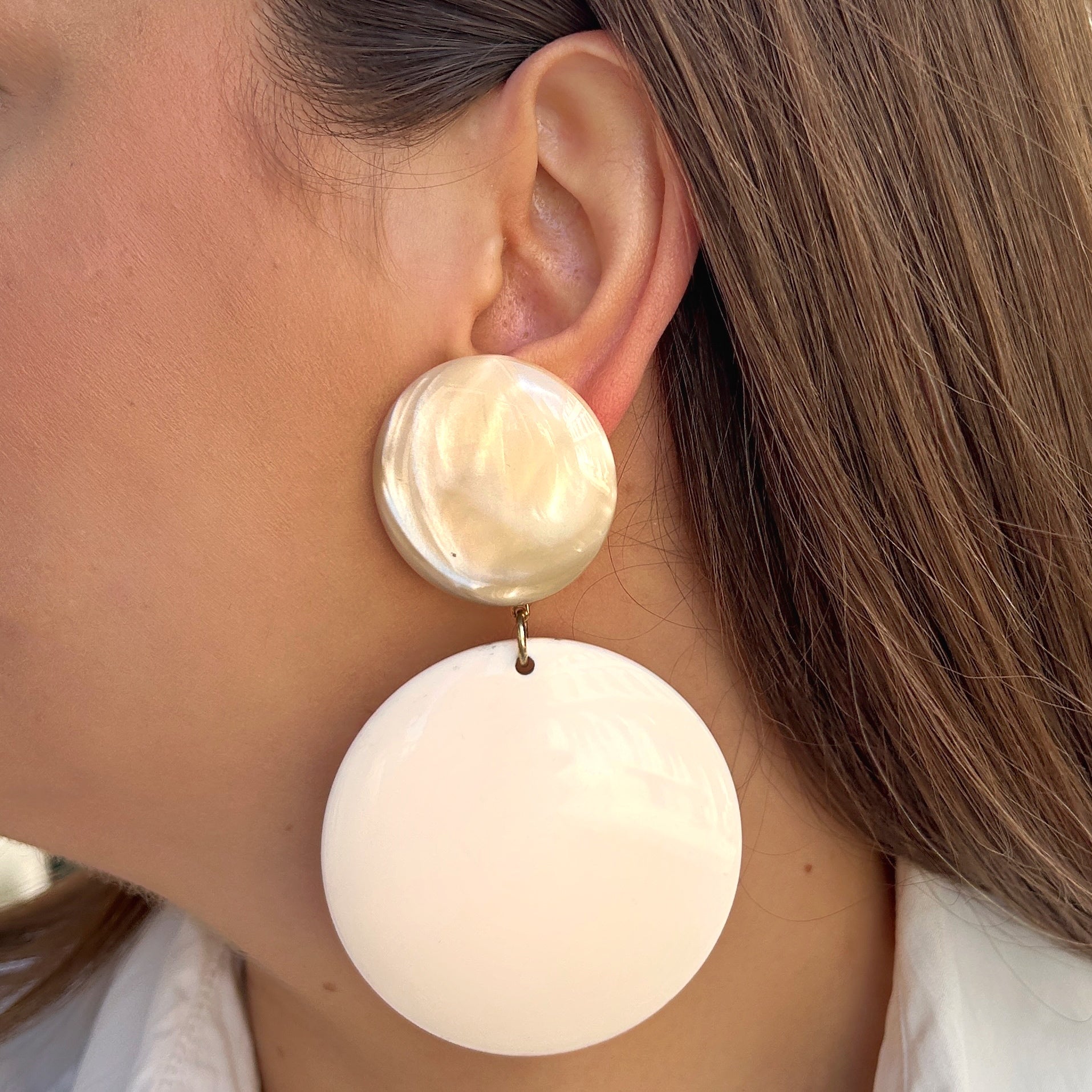Boucles Zoé Alba Francine Bramli Paris en résine blanche nacrée et irisée