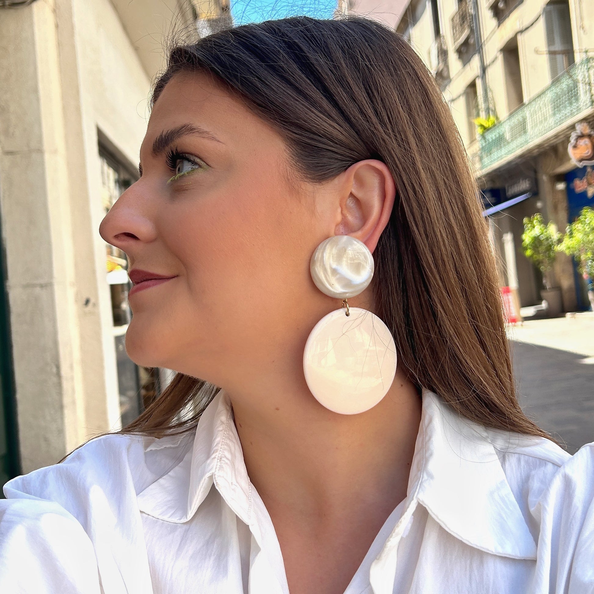 Boucles Zoé Alba Francine Bramli Paris en résine blanche nacrée et irisée