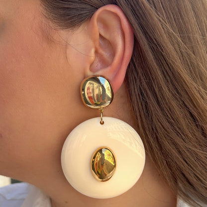 Boucles Zoé Crème Francine Bramli Paris en résine écrue brillante avec détails dorés miroir et design graphique élégant.