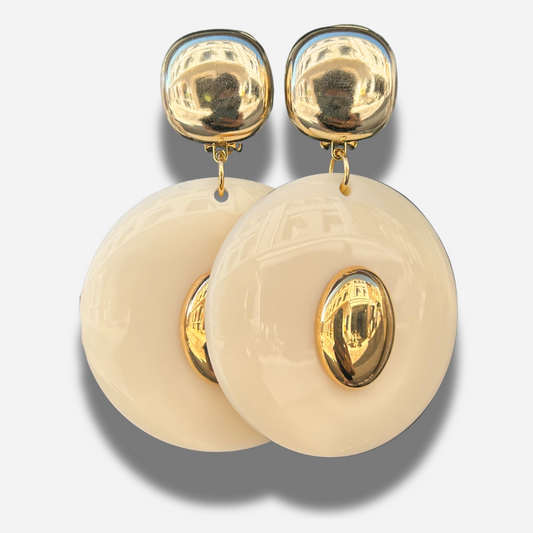 Boucles Zoé Crème Francine Bramli Paris en résine écrue brillante avec détails dorés miroir et design graphique élégant.