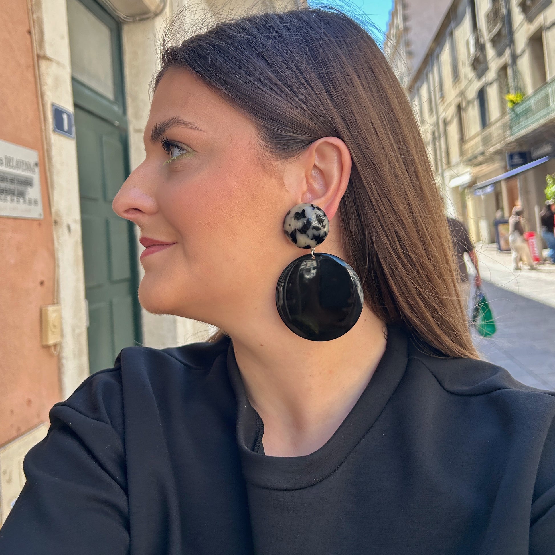 Boucles Zoé écaille noir et blanc Francine Bramli Paris chez Divinity Sète