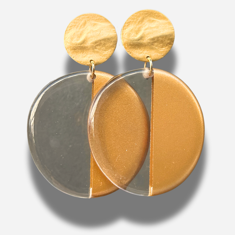 Boucles Zoé Gold Francine Bramli Paris avec pastille dorée martelée et grand disque bicolore en résine transparente et dorée.