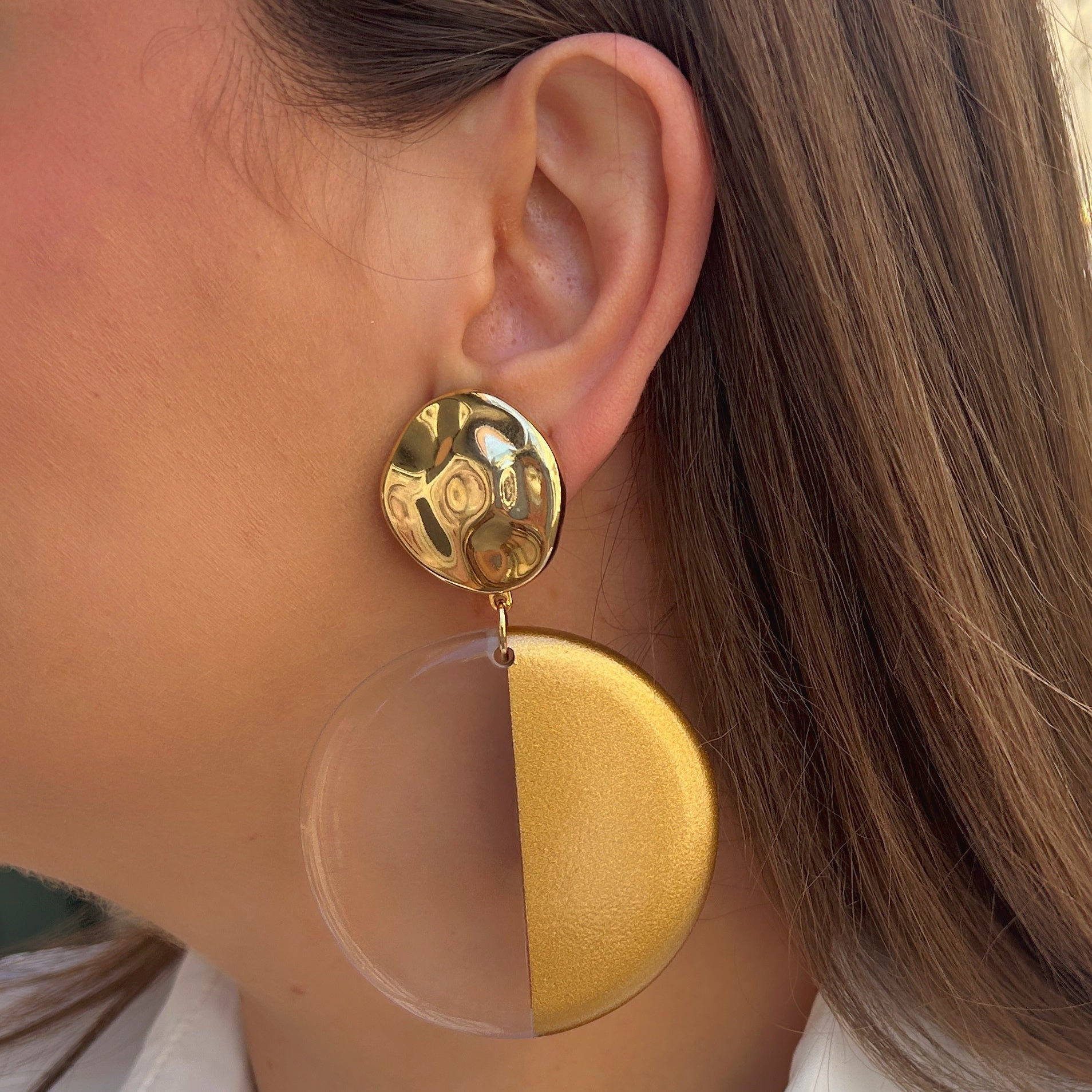 Boucles Zoé Gold Francine Bramli Paris avec pastille dorée martelée et grand disque bicolore en résine transparente et dorée.