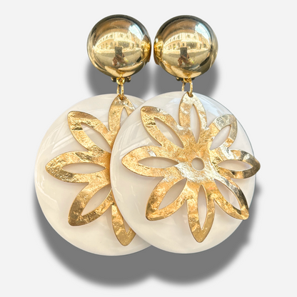 Boucles Zoé Soleil Francine Bramli Paris blanches avec motif soleil doré martelé