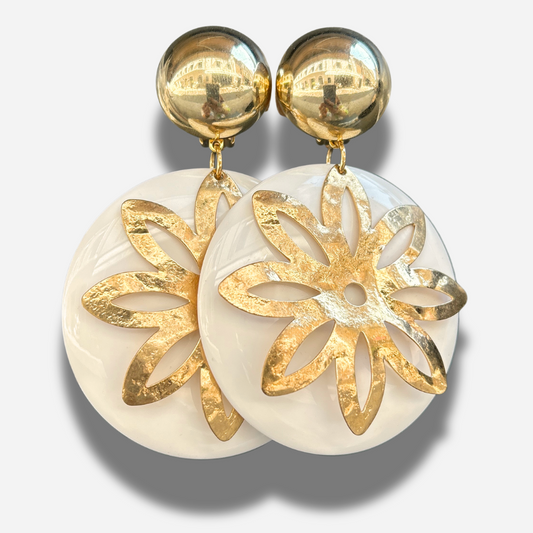 Boucles Zoé Soleil Francine Bramli Paris blanches avec motif soleil doré martelé
