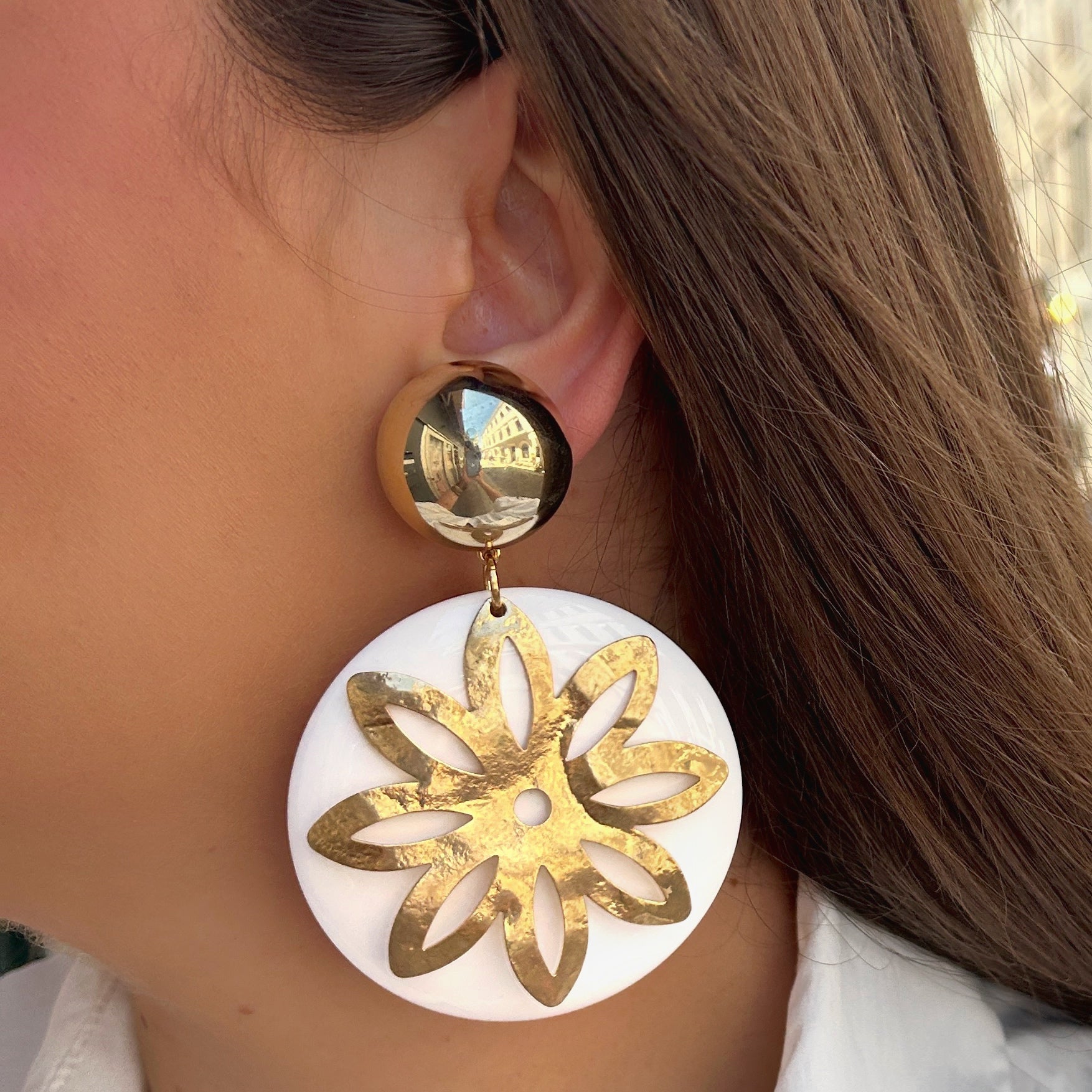 Boucles Zoé Soleil Francine Bramli Paris blanches avec motif soleil doré martelé