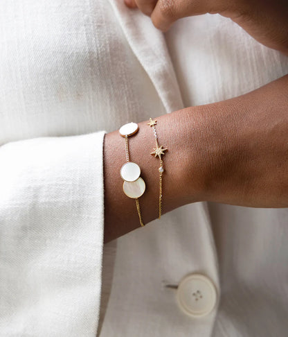 Bracelet Anouk ZAG en acier inoxydable doré avec trois pastilles en nacre blanche