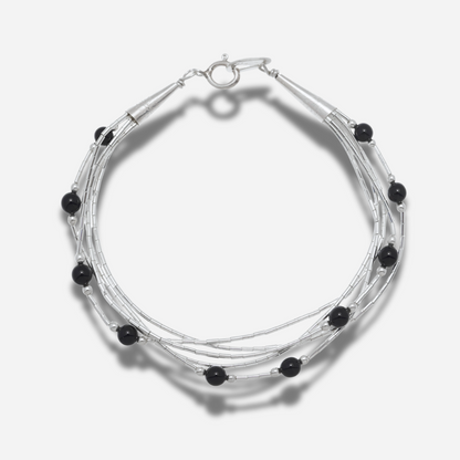 Bracelet B487 Harpo en argent massif liquid silver avec perles d’onyx noir fabriqué à la main selon la tradition Navajo.