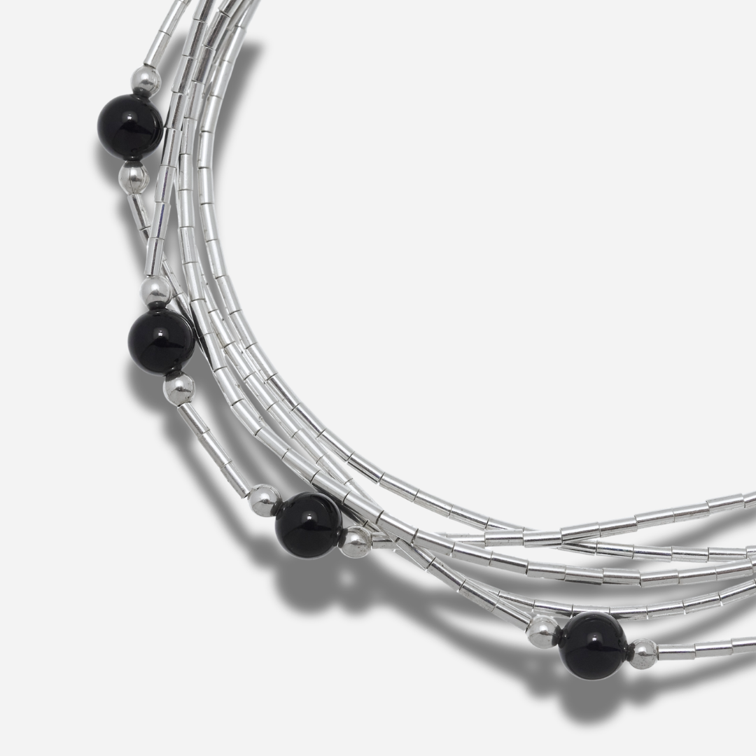 Bracelet B487 Harpo en argent massif liquid silver avec perles d’onyx noir fabriqué à la main selon la tradition Navajo.