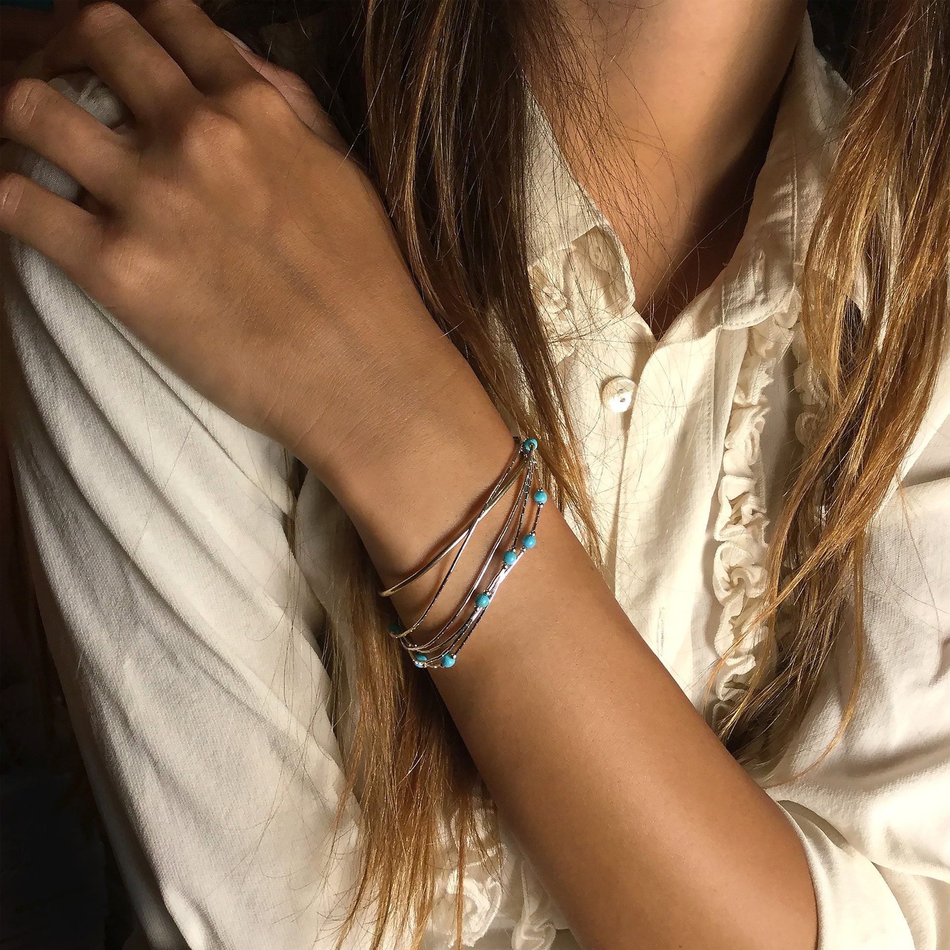 Bracelet B487 Harpo en argent massif liquid silver avec perles de turquoise naturelle fabriqué à la main selon la tradition Navajo.