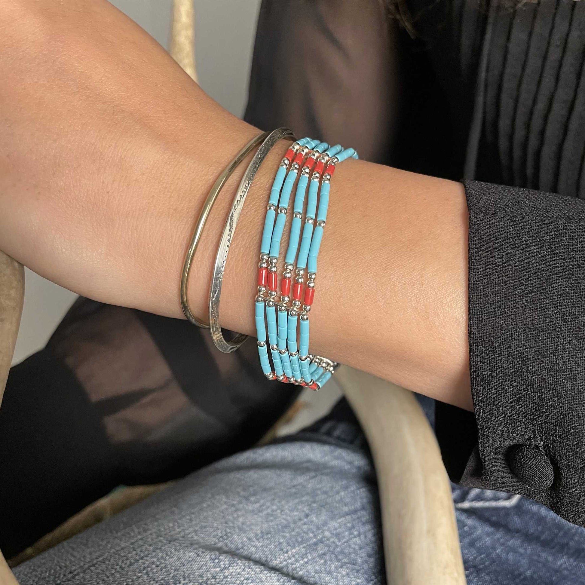 Bracelet B489 Harpo à cinq rangs de perles tubulaires turquoise et corail avec détails en argent massif fabriqué à la main aux États-Unis.